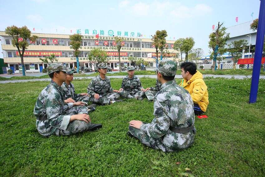 高中封闭学校,管孩子的学校